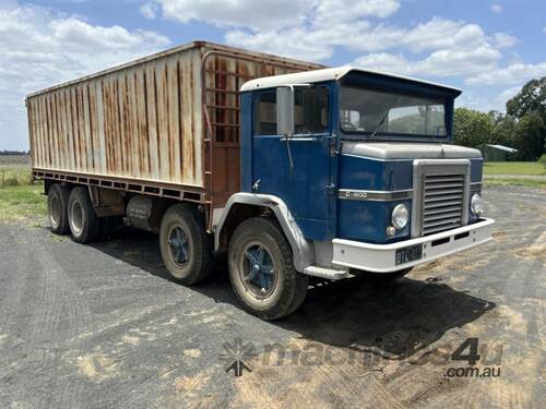 INTERNATIONAL C1800 TIP TRUCK. 