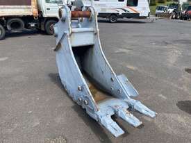 CA-CX300 600mm Bucket with Teeth, Weight: 968Kg,  Hitch: 90mm Pin Diameter, 468mm Pin to Pin, 326mm  - picture0' - Click to enlarge