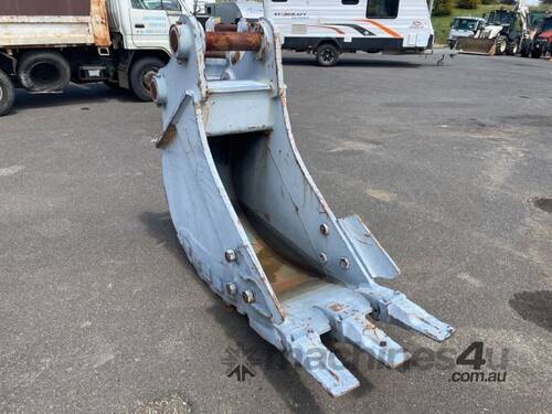CA-CX300 600mm Bucket with Teeth, Weight: 968Kg,  Hitch: 90mm Pin Diameter, 468mm Pin to Pin, 326mm 