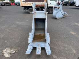 CA-CX300 600mm Bucket with Teeth, Weight: 968Kg,  Hitch: 90mm Pin Diameter, 468mm Pin to Pin, 326mm  - picture0' - Click to enlarge