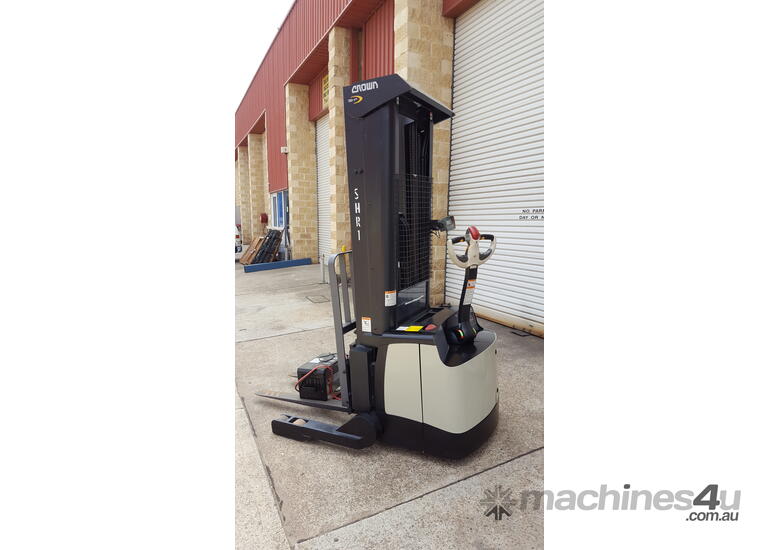 FORKPAC  - CROWN SHR5540 WALKIE STACKER - Hire