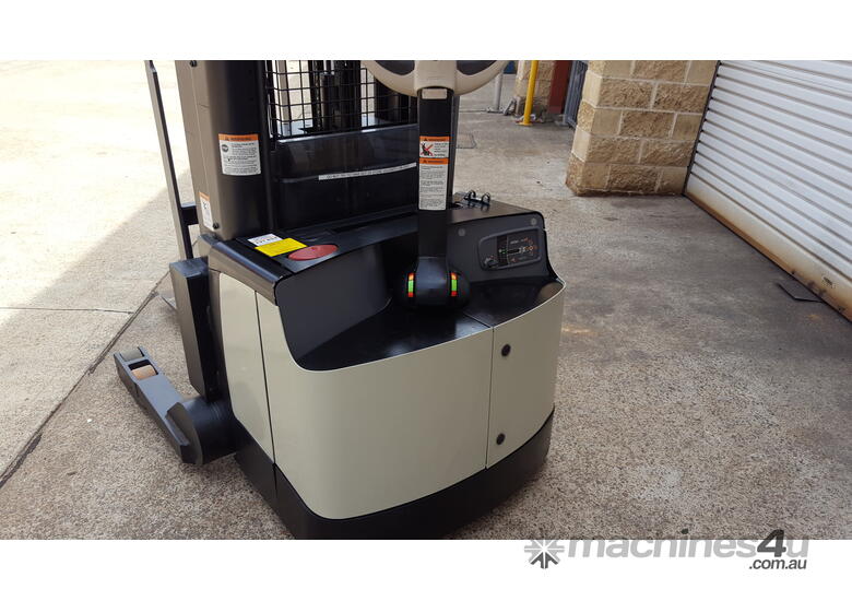 FORKPAC  - CROWN SHR5540 WALKIE STACKER - Hire