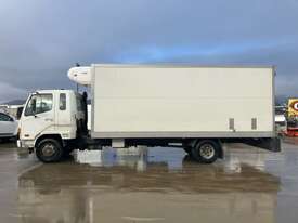 2005 Mitsubishi FM515 Refrigerated Pantech - picture2' - Click to enlarge