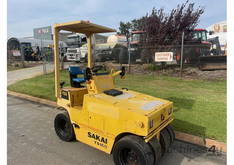 caption Roller Pneumatic Sakai TS160 Tyres ROPS 2677hrs 3 Tonne