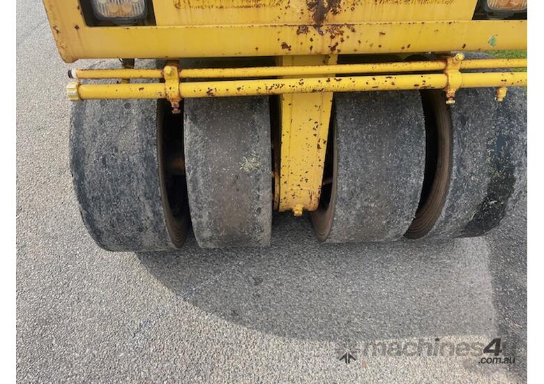 caption Roller Pneumatic Sakai TS160 Tyres ROPS 2677hrs 3 Tonne