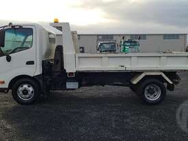 Hino 300 - picture2' - Click to enlarge