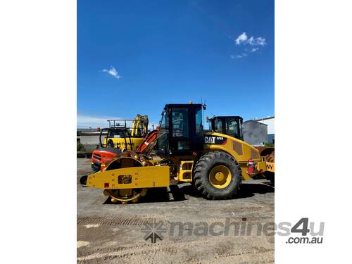 caption 2010 CAT CP563E 12TN Padfoot Roller
