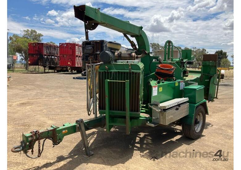 caption 2005 Bandit Woodchipper Trailer Mounted Wood Chipper