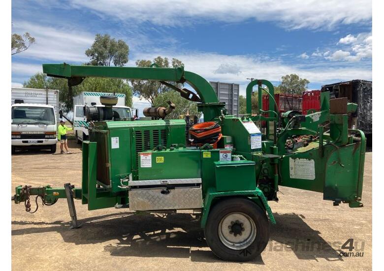 caption 2005 Bandit Woodchipper Trailer Mounted Wood Chipper