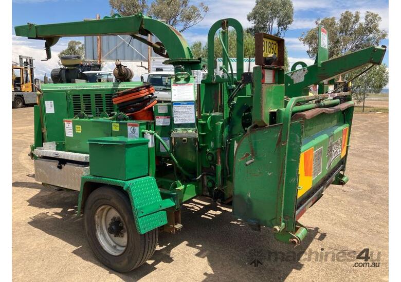 caption 2005 Bandit Woodchipper Trailer Mounted Wood Chipper