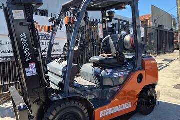 2.5 Ton Toyota Forklift | 4.3m Container Mast | LPG | Fork Positioners included!