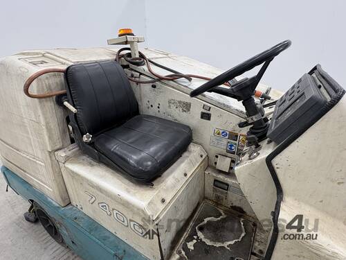 caption Tennant 7400 Sweeper