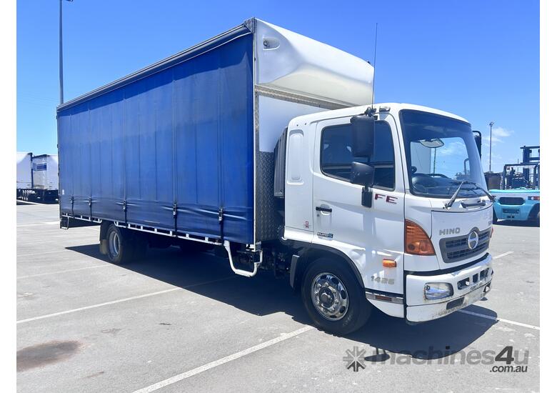 2015 Hino 500 2  4x2 Curtainsider