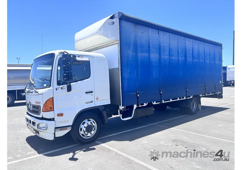2015 Hino 500 2  4x2 Curtainsider