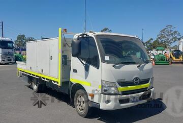 Hino   617 Medium Service Truck