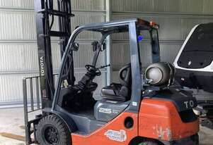 FORK 1 OF 2 2020 TOYOTA 8 SERIES DELUX 2.5 TON CLEAR VIEW MAST FORKLIFT