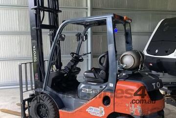FORK 1 OF 2 2020 TOYOTA 8 SERIES DELUX 2.5 TON CLEAR VIEW MAST FORKLIFT