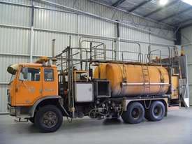 International Acco 2250D Service Body Truck - picture0' - Click to enlarge