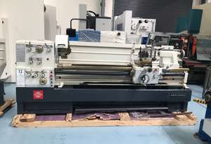 PUMA MANUAL LATHE | 2000MM BC | 560MM SWING | 105MM SPINDLE BORE | DIGI READOUT | QUICK CHANGE TP