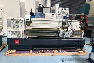 PUMA MANUAL LATHE | 2000MM BC | 560MM SWING | 105MM SPINDLE BORE | DIGI READOUT | QUICK CHANGE TP