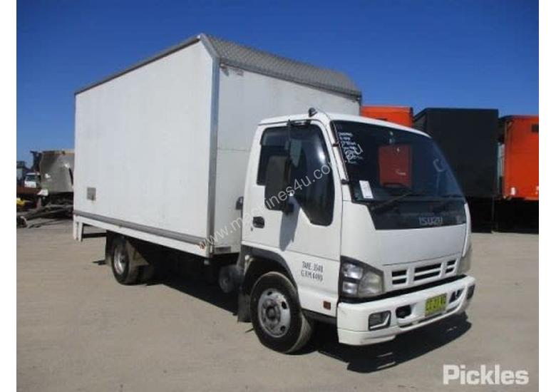 caption 2005 Isuzu NPR 200