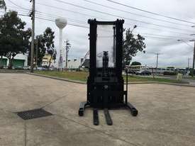 1.6 Ton Electric Reach Stacker  - picture2' - Click to enlarge
