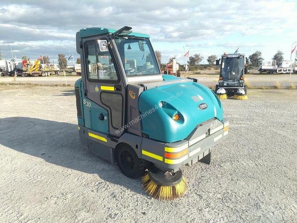 Used tennant S30 Ride On Sweeper Scrubber in , Listed on Machines4u