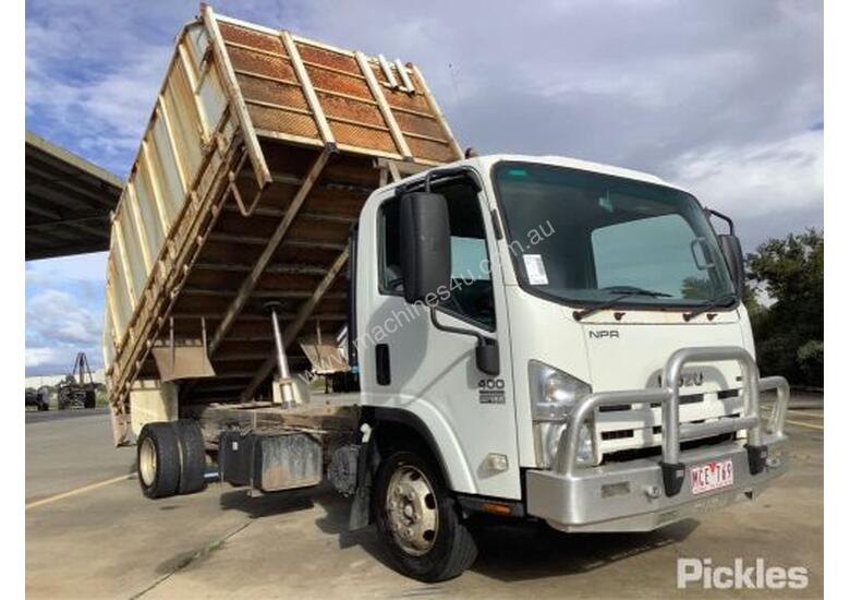 caption 2009 Isuzu NPR 400 Long