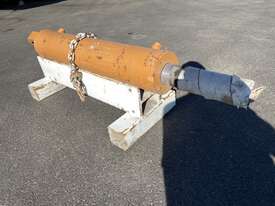 Unit Rig MT4400 - Steering Cylinder - picture2' - Click to enlarge