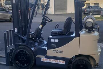 ACTIVE FORKLIFTS - 2008 Crown Forklift for sale-2.5 ton capacity 6010mm lift height solid tyres side