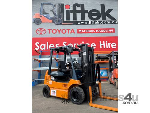 Used Toyota 2.0TON Electric Forklift 