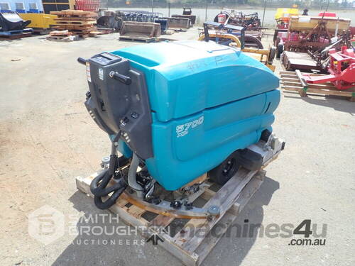 TENNANT 5700XP WALK BEHIND FLOOR SCRUBBER