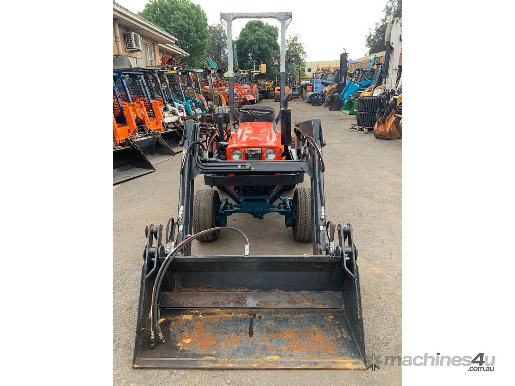 Used Kubota B7100 HST Tractor FEL Buckets in BROOKLYN, VIC