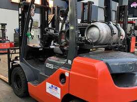 2013 Toyota 2.5 tonne forklift  - picture2' - Click to enlarge