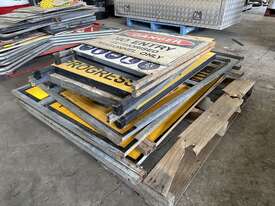 1 x Pallet Of Signs - picture2' - Click to enlarge