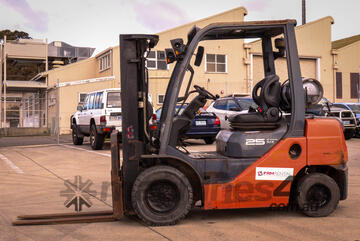 2011 Toyota 32-8fgk25 Forklift - 3.2T Capacity