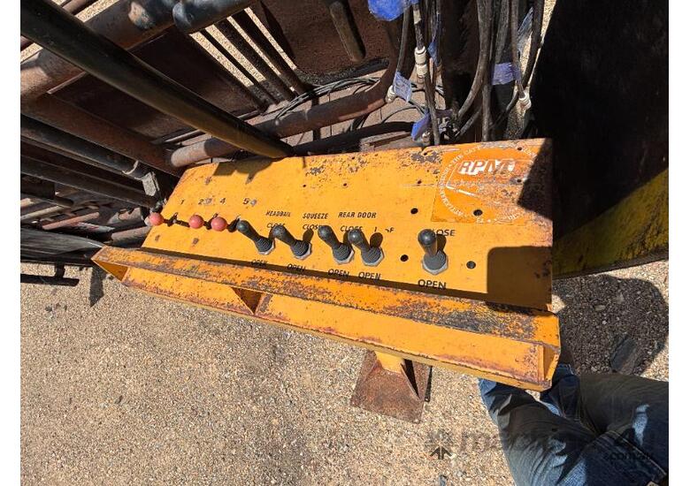 caption RPM Cattle Crush