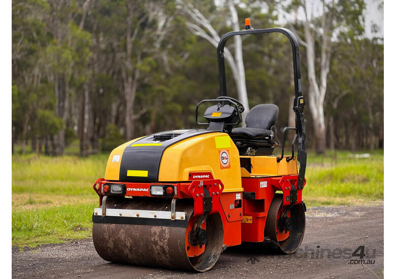 caption Dynapac CC1200 Vibrating Roller Roller/Compacting