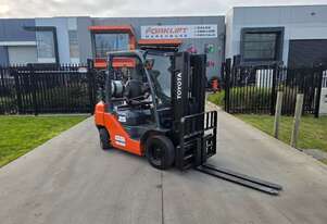 Toyota Forklift 2.5T Container Mast with Tyne Positioners(Unit#:AU404) Toyota Forklift 2.5T Container Mast with Tyne Positioners(Unit#:AU404)