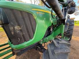 John Deere 5093EN with Burder XP3 Compact 8030 Front end loader attachment - picture2' - Click to enlarge