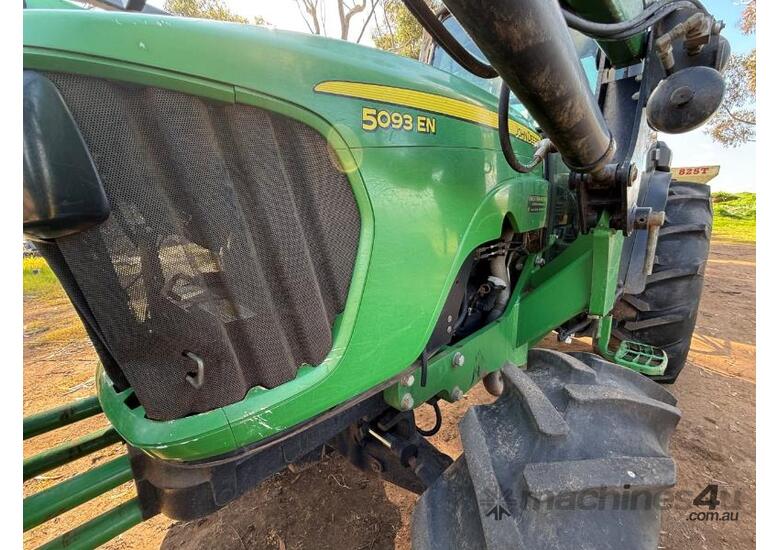 John Deere 5093EN with Burder XP3 Compact 8030 Front end loader attachment