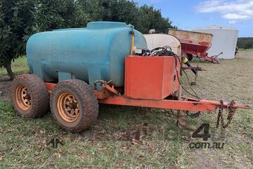 2,000L SPRAY TRAILER AND PUMP