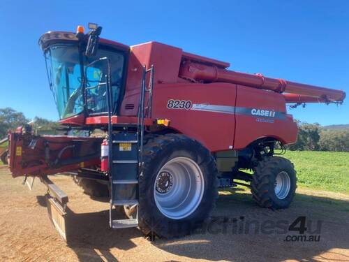 Combine Harvester Case IH 8230