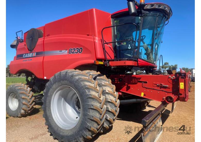 Combine Harvester Case IH 8230