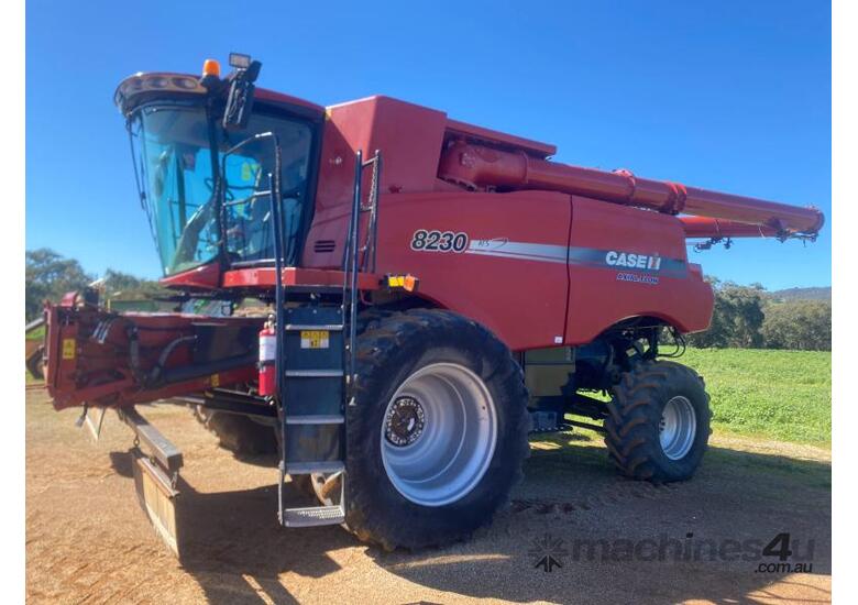 Combine Harvester Case IH 8230