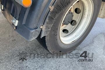 2016 Isuzu FSR 140-260 Garbage Compactor (Side Load)