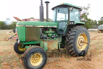 John Deere   4440