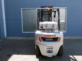 Nissan 3000kg LPG Forklift  with 4000mm Two Stage Mast - picture1' - Click to enlarge