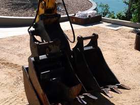 Yuchai YC35SR with 3 buckets + ripper + grab - picture0' - Click to enlarge