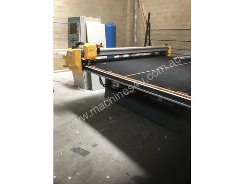 Float and safety glass cutting table